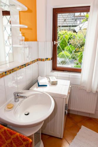 Badezimmer mit Dusche und Waschmaschine