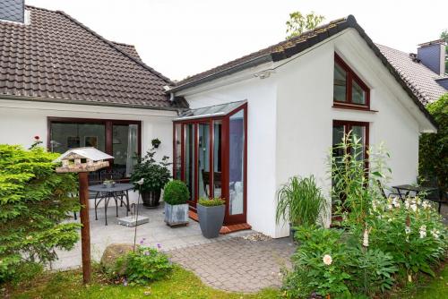 Gartenansicht mit sonnigem Terrassenanteil