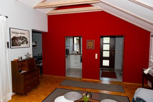 Wohnzimmer mit Blick in Flur und Küche